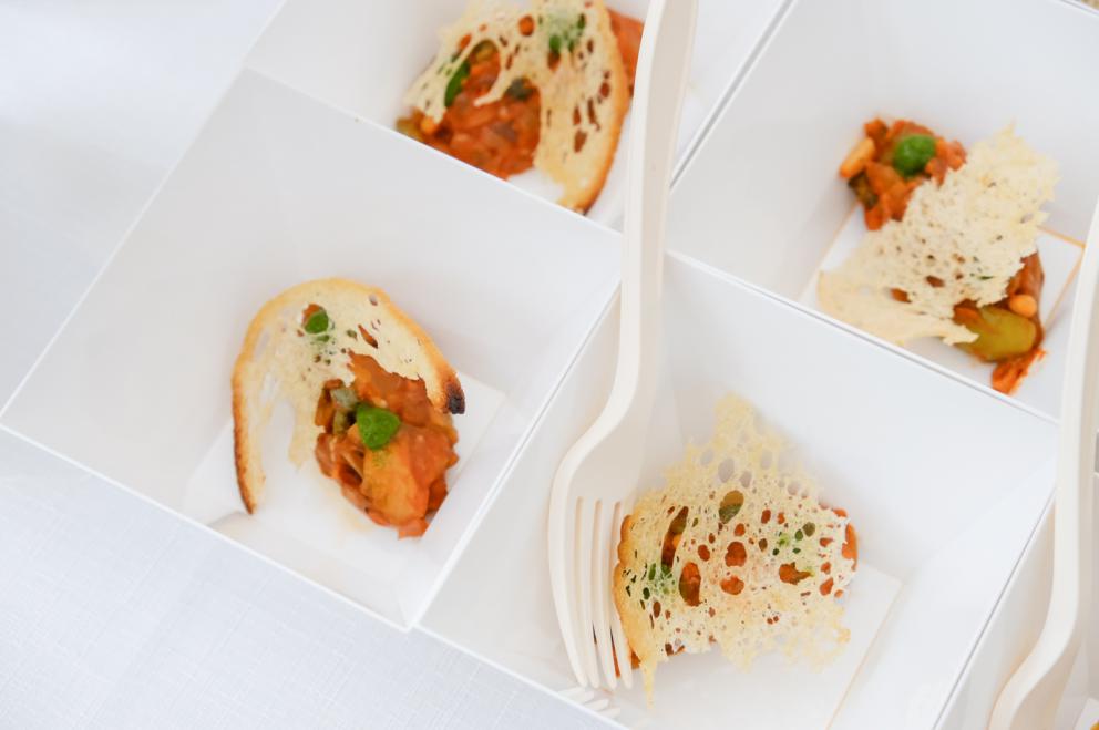 Galleria fotografica






La sala della mensa dei poveri di OSF strapiena per il pranzo benefico in collaborazione con Identità Golose









Paolo Marchi e Padre Maurizio Annoni









Padre Maurizio Annoni, presidente di OSF









Da sinistra:  Federico La Paglia, chef del ristorante Sikèlaia di Milano, e Federico Sisti, chef dell’Antica Osteria Il Ronchettino, sempre di Milano









Da sinistra: Andrea Ribaldone, dell’Osteria Arborina di La Morra, provincia di Cuneo, Christian Costardi, del ristorante Christian e Manuel a Vercelli, Federico Sisti e Diego Rossi, Trattoria Trippa a Milano









Antonio Cera, del Forno Sammarco di San Marco in Lamis, in provincia di Foggia 









Christian Costardi









Andrea Ribaldone









Diego Rossi









GRANA PADANO






