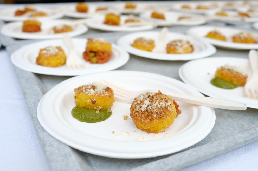 Galleria fotografica






La sala della mensa dei poveri di OSF strapiena per il pranzo benefico in collaborazione con Identità Golose









Paolo Marchi e Padre Maurizio Annoni









Padre Maurizio Annoni, presidente di OSF









Da sinistra:  Federico La Paglia, chef del ristorante Sikèlaia di Milano, e Federico Sisti, chef dell’Antica Osteria Il Ronchettino, sempre di Milano









Da sinistra: Andrea Ribaldone, dell’Osteria Arborina di La Morra, provincia di Cuneo, Christian Costardi, del ristorante Christian e Manuel a Vercelli, Federico Sisti e Diego Rossi, Trattoria Trippa a Milano









Antonio Cera, del Forno Sammarco di San Marco in Lamis, in provincia di Foggia 









Christian Costardi









Andrea Ribaldone









Diego Rossi









GRANA PADANO









Arancinette Siciliane tradizionali e al profumo di finocchietto selvatico con caponata di melanzane di Federico La Paglia






