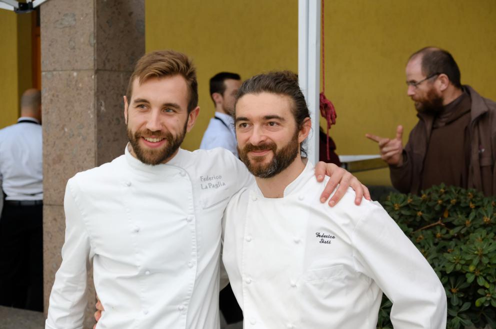 Galleria fotografica






La sala della mensa dei poveri di OSF strapiena per il pranzo benefico in collaborazione con Identità Golose









Paolo Marchi e Padre Maurizio Annoni









Padre Maurizio Annoni, presidente di OSF






