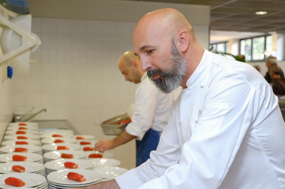 Galleria fotografica






La sala della mensa dei poveri di OSF strapiena per il pranzo benefico in collaborazione con Identità Golose









Paolo Marchi e Padre Maurizio Annoni









Padre Maurizio Annoni, presidente di OSF









Da sinistra:  Federico La Paglia, chef del ristorante Sikèlaia di Milano, e Federico Sisti, chef dell’Antica Osteria Il Ronchettino, sempre di Milano









Da sinistra: Andrea Ribaldone, dell’Osteria Arborina di La Morra, provincia di Cuneo, Christian Costardi, del ristorante Christian e Manuel a Vercelli, Federico Sisti e Diego Rossi, Trattoria Trippa a Milano









Antonio Cera, del Forno Sammarco di San Marco in Lamis, in provincia di Foggia 









Christian Costardi







