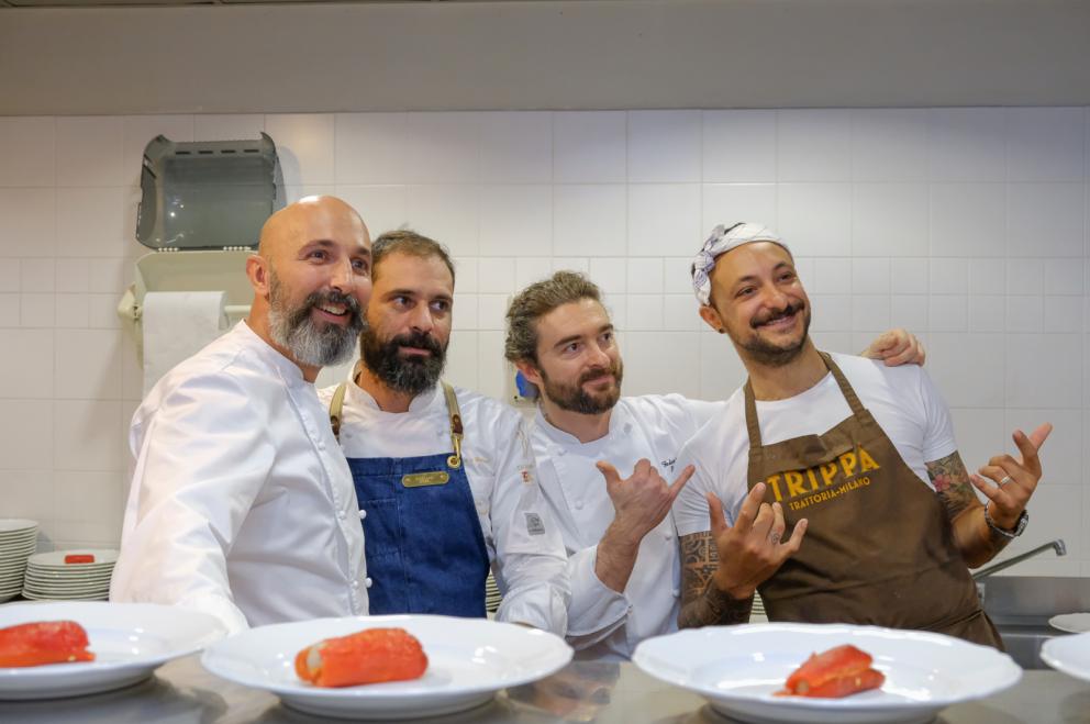 Galleria fotografica






La sala della mensa dei poveri di OSF strapiena per il pranzo benefico in collaborazione con Identità Golose









Paolo Marchi e Padre Maurizio Annoni









Padre Maurizio Annoni, presidente di OSF









Da sinistra:  Federico La Paglia, chef del ristorante Sikèlaia di Milano, e Federico Sisti, chef dell’Antica Osteria Il Ronchettino, sempre di Milano






