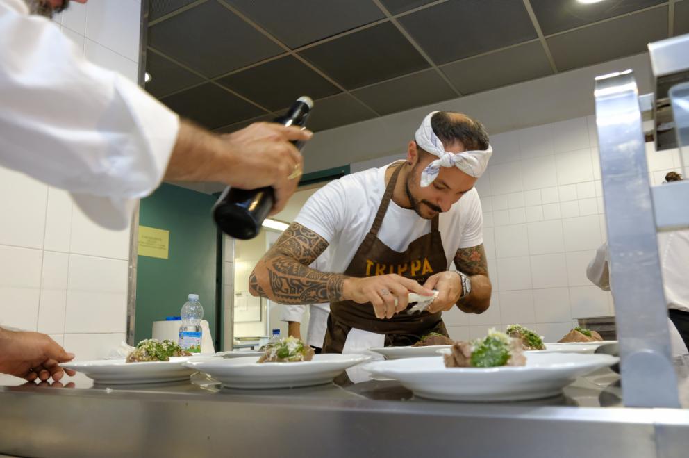 Galleria fotografica






La sala della mensa dei poveri di OSF strapiena per il pranzo benefico in collaborazione con Identità Golose









Paolo Marchi e Padre Maurizio Annoni









Padre Maurizio Annoni, presidente di OSF









Da sinistra:  Federico La Paglia, chef del ristorante Sikèlaia di Milano, e Federico Sisti, chef dell’Antica Osteria Il Ronchettino, sempre di Milano









Da sinistra: Andrea Ribaldone, dell’Osteria Arborina di La Morra, provincia di Cuneo, Christian Costardi, del ristorante Christian e Manuel a Vercelli, Federico Sisti e Diego Rossi, Trattoria Trippa a Milano









Antonio Cera, del Forno Sammarco di San Marco in Lamis, in provincia di Foggia 









Christian Costardi









Andrea Ribaldone






