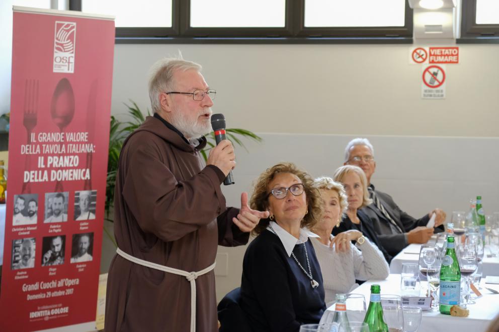 Galleria fotografica






La sala della mensa dei poveri di OSF strapiena per il pranzo benefico in collaborazione con Identità Golose









Paolo Marchi e Padre Maurizio Annoni






