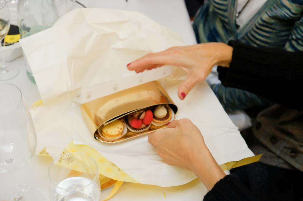 Galleria fotografica






La sala della mensa dei poveri di OSF strapiena per il pranzo benefico in collaborazione con Identità Golose









Paolo Marchi e Padre Maurizio Annoni









Padre Maurizio Annoni, presidente di OSF









Da sinistra:  Federico La Paglia, chef del ristorante Sikèlaia di Milano, e Federico Sisti, chef dell’Antica Osteria Il Ronchettino, sempre di Milano









Da sinistra: Andrea Ribaldone, dell’Osteria Arborina di La Morra, provincia di Cuneo, Christian Costardi, del ristorante Christian e Manuel a Vercelli, Federico Sisti e Diego Rossi, Trattoria Trippa a Milano









Antonio Cera, del Forno Sammarco di San Marco in Lamis, in provincia di Foggia 









Christian Costardi









Andrea Ribaldone









Diego Rossi









GRANA PADANO









Arancinette Siciliane tradizionali e al profumo di finocchietto selvatico con caponata di melanzane di Federico La Paglia









Mondeghilli alla Milanese con salsa agrodolce di Federico Sisti









Risotto allo zafferano, pasta di salame e fondo di vitello di Christian Costardi









Bollito di guancia, pearà, salsa verde e Kren di Diego Rossi






