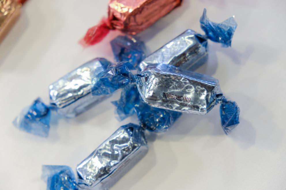 Galleria fotografica






La sala della mensa dei poveri di OSF strapiena per il pranzo benefico in collaborazione con Identità Golose









Paolo Marchi e Padre Maurizio Annoni









Padre Maurizio Annoni, presidente di OSF









Da sinistra:  Federico La Paglia, chef del ristorante Sikèlaia di Milano, e Federico Sisti, chef dell’Antica Osteria Il Ronchettino, sempre di Milano









Da sinistra: Andrea Ribaldone, dell’Osteria Arborina di La Morra, provincia di Cuneo, Christian Costardi, del ristorante Christian e Manuel a Vercelli, Federico Sisti e Diego Rossi, Trattoria Trippa a Milano









Antonio Cera, del Forno Sammarco di San Marco in Lamis, in provincia di Foggia 









Christian Costardi









Andrea Ribaldone









Diego Rossi









GRANA PADANO









Arancinette Siciliane tradizionali e al profumo di finocchietto selvatico con caponata di melanzane di Federico La Paglia









Mondeghilli alla Milanese con salsa agrodolce di Federico Sisti









Risotto allo zafferano, pasta di salame e fondo di vitello di Christian Costardi









Bollito di guancia, pearà, salsa verde e Kren di Diego Rossi









La selezione di piccola pasticceria preparata da Galileo Reposo per la gastronomia Peck






