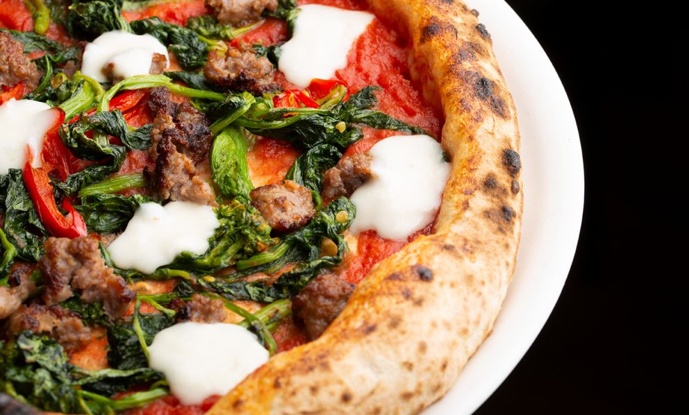 La pizza classica di Nhero a Milano: alta digeribilità e combinazioni golose di ingredienti che variano stagionalmente
