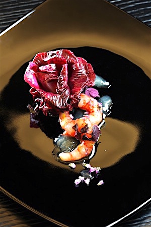 Galleria fotografica






Antonia Klugmann, de L'Argine a Dolegna del Collio (Gorizia), è tra gli chef ambasciatori della vera Rosa di Gorizia. Nel nostro speciale sui nuovi piatti dei grandi chef, ha proposto questo: Rosa di Gorizia, cervo, polline e brodo di mirtilli. «E’ tutto quasi crudo nel piatto… L'ingrediente più cotto è il mirtillo!»









La proposta di Josko Sirk e Alessandro Gavagna, de La Subida di Cormons (Gorizia), sempre per la nostra inchiesta sui piatti 2016: Il Friuli e le sue radici. «La Rosa di Gorizia, i petali croccanti, le radici bagnate dall'aceto d'uva e dal miele di marasca; la brovada, appena fermentata; il topinambur, il cuore al dente, la buccia croccante; il kren, morbido nello yogurt naturale; i ciccioli di cinghiale, per il gioco dei sapori. Quindi: la Rosa di Gorizia, la brovada, il kren, il topinambur, tutti frutti della terra ancorati alle nostre radici, usati in modo alternativo per costruire un piatto vegetariano, più che di gusto, di filosofia. Infine c'è il cinghiale, ultimo anello della catena, colui che in natura di tutto quanto sopra si ciba – foto Sergio Coimbra









Il piatto di René Redzepi, Il freddo inverno danese del 1941, presentato a Cook it Raw nel 2010









Sempre da Cook it Raw 2010: la Rosa di Gorizia utilizzata da David Chang






