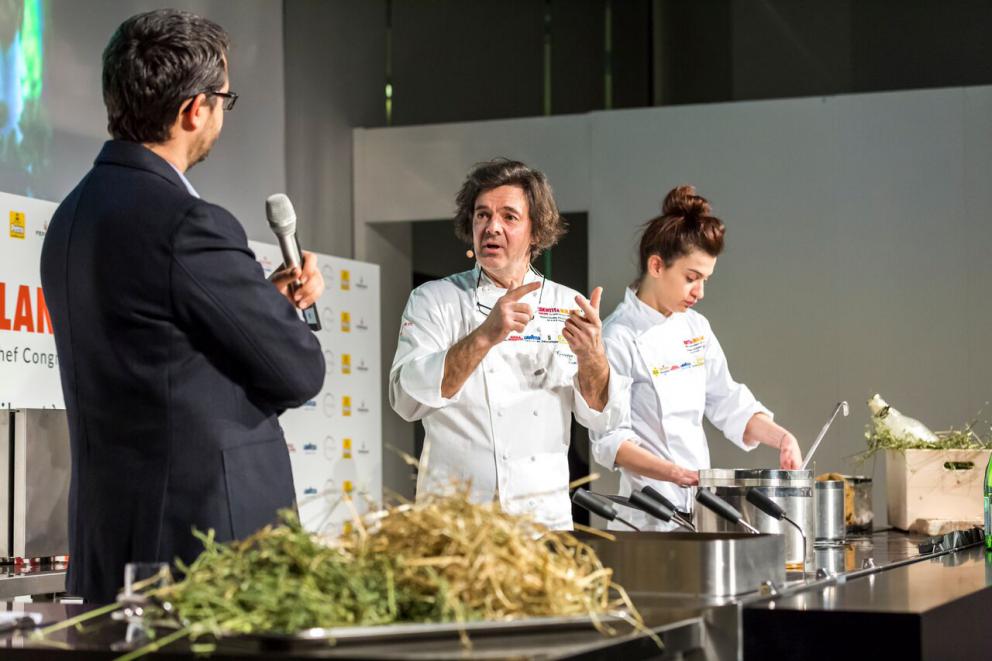 Galleria fotografica






Giuseppe Zen, già mattatore assoluto dello street food regionale italiano con il suo Mangiari di Strada, da qualche mese ha conquistato il Mercato della Darsena di Milano con una macelleria che offre solo carni grass-fed, con il panificio a produzione propria più piccolo d'Europa e con Resistenza Casearia. Un banco di soli formaggi di latte crudo. Nel corso della sua lezione, con la consueta e straripante eloquenza, Zen ha attraversato molte regioni italiane proponendo assaggi sublimi come quello della Cassata monacale: una specie di versione primigenia del grande dolce siciliano, in cui la ricotta torna a essere la prima, vera protagonista






