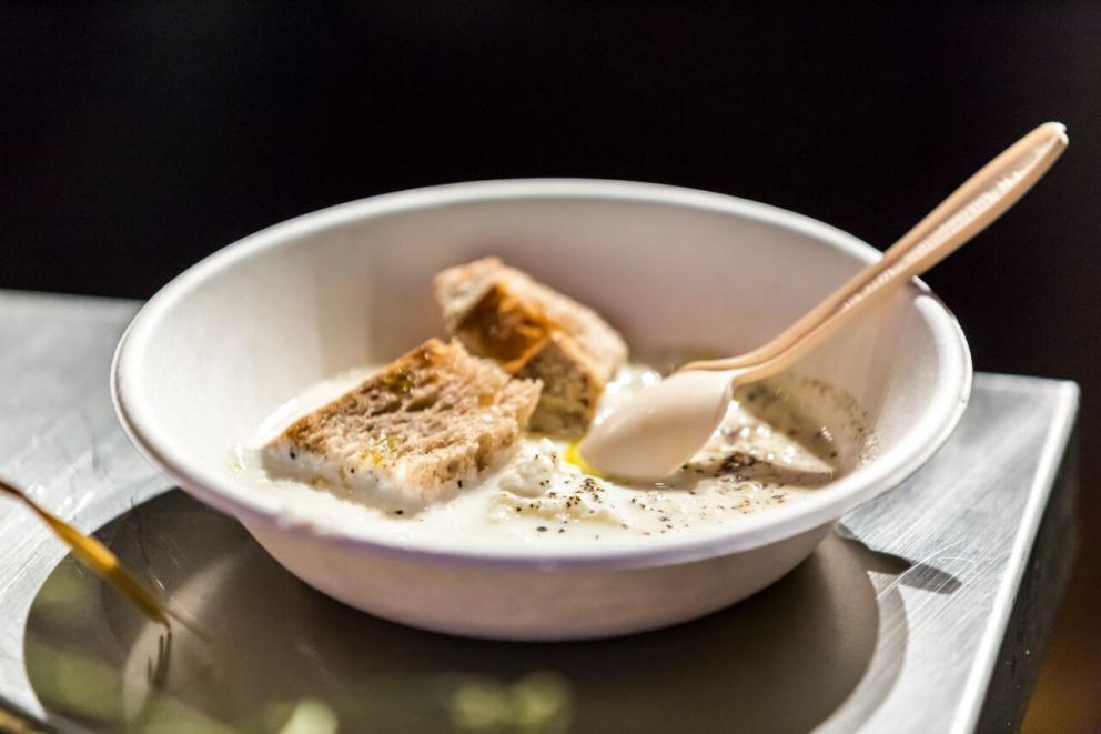 Galleria fotografica






Giuseppe Zen, già mattatore assoluto dello street food regionale italiano con il suo Mangiari di Strada, da qualche mese ha conquistato il Mercato della Darsena di Milano con una macelleria che offre solo carni grass-fed, con il panificio a produzione propria più piccolo d'Europa e con Resistenza Casearia. Un banco di soli formaggi di latte crudo. Nel corso della sua lezione, con la consueta e straripante eloquenza, Zen ha attraversato molte regioni italiane proponendo assaggi sublimi come quello della Cassata monacale: una specie di versione primigenia del grande dolce siciliano, in cui la ricotta torna a essere la prima, vera protagonista











