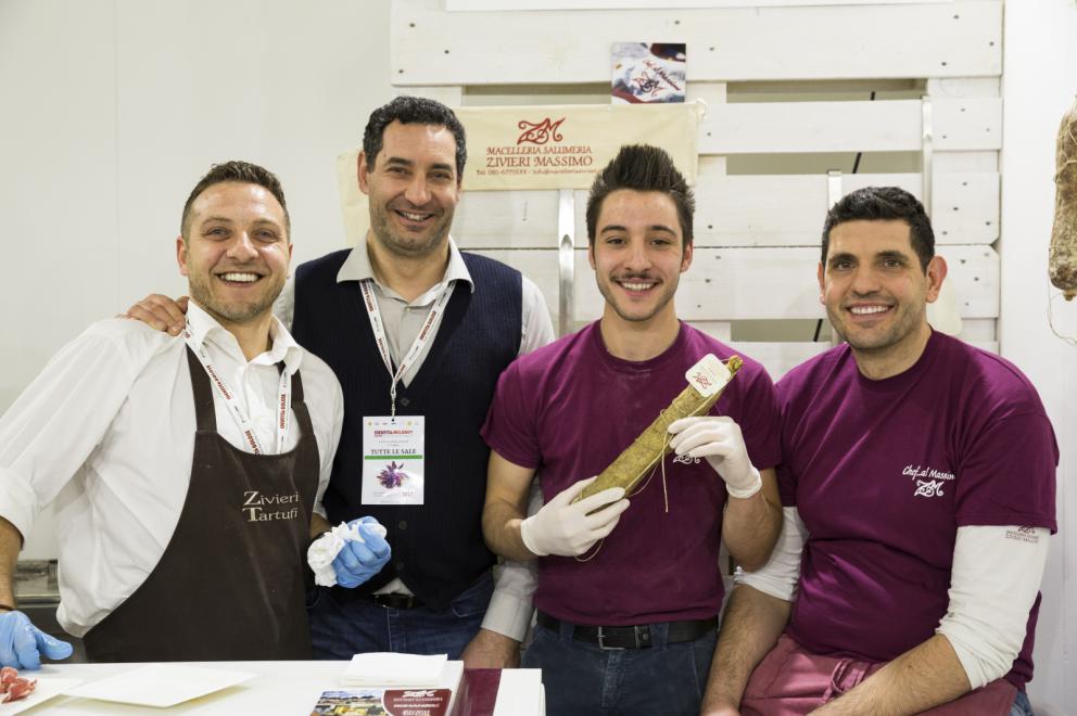 Galleria fotografica






Dispensa

Dispensa – Generi Alimentari & Generi Umani è il magazine italiano indipendente e da collezione dedicato al cibo, creato da Martina Liverani. In Dispensa le storie dei generi alimentari si intersecano a quelle dei generi umani dando vita a originali racconti fatti di parole e immagini. Un progetto controcorrente che in epoca digitale, grazie alla bellezza tattile di un prodotto editoriale antico, invita il lettore a riprendersi il tempo da dedicare alle cose belle. «Non potevamo mancare a questo grande evento, è un’occasione imperdibile non solo a livello di contatti ma anche perché ci offre una full immersion tra le eccellenze della gastronomia»









Italia Squisita 

ItaliaSquisita è il network b2b di riferimento per chi ama la ristorazione e l’accoglienza di alta gamma. Non è voluta mancare all'appuntamento con Identità Milano 2017









James 1599 

Debutto avventuroso nell'alta cucina a Identità Golose del brand James 1599. L'equipaggio, che muove i suoi passi dall'antica Compagnia Inglese delle Indie Orientali, ha portato in scena le sue spezie, i suoi sali dal mondo e le erbe aromatiche. Prodotti di alta qualità, attentamente ricercati e con un packaging all'altezza delle aspettative. Polveri impalpabili, semi aromatici, erbe disidratate, gemme marine e vulcaniche, magnifici pepi e non solo sono stati annusati e assaporati durante il congresso, assieme a golose frolle aromatizzate con la miscela di curry dolce She's My Curry creata ad hoc









Joaquin 

Per la prima volta a Identità Milano, l’azienda vitivinicola irpina Joaquin ha presentato il progetto Joaquin Dall’Isola, che le ha permesso di salvare i pochissimi quintali di uva dell’isola di Capri, prodotti da piccoli vigneti coltivati a varietà Greco, Falanghina, Biancolella, e quella che dai contadini del posto è chiamata “Ciunchesa”. Da Capri, nel 2009, sono state prodotte circa 800 Magnum, mentre nel 2010 sono state realizzate circa 2000 bottiglie. A queste si aggiunge il Vino Rosato 2012, da uve Guarnaccia e Piedirosso, un piccolo gioiello enologico di sole 68 bottiglie









Kai 

Durante tutto il congresso allo spazio espositivo di Coltelleria Kai abbiamo fatto un viaggio in Oriente con sfilettature del pesce con tecnica giapponese, decorazioni con verdure e confezionamenti di sushi e sashimi









Koppert Cress

 Koppert Cress è costantemente alla ricerca di ingredienti naturali innovativi, che permettano agli chef di aumentare il gusto e l’aroma dei loro piatti e di migliorarne la presentazione. «Siamo produttori di colori e gli chef sono i nostri pittori» ci ha spiegato Enrico Zallot. Una vasta rete internazionale di biologi, di esperti nel settore dei vegetali e di gastronomi fornisce un flusso continuo di prodotti, che soddisfa i requisiti culinari sempre più elevati di ristoranti sparsi ovunque nel mondo









Longino & Cardenal

Longino & Cardenal continua il percorso alla base del suo successo: la costante ricerca di cibi rari e preziosi. E' stato accompagnato da due nuovi partner: Pariani, un’azienda piemontese nata come produttrice di Olio di Nocciola, e Tartuflanghe, insignita da anni del titolo “Eccellenza Artigiana” dalla Regione Piemonte. Lo stand ha visto la presenza dello chef basco Senèn González che ha deliziato i visitatori proponendo le innovative lamine di patata disidratata e bacon ripiene di tuorlo d’uovo. All’interno della Longino Vip Lounge, chef e visitatori della manifestazione hanno potuto apprezzare alcuni finger food realizzati dalle giovani e sapienti mani del company chef aziendale, rigorosamente con prodotti commercializzati da Longino & Cardenal. Anche Andrea Larossa, chef del ristorante Larossa ad Alba, ha presentato una versione finger dei suoi piatti a base di prodotti Tartuflanghe. E ancora: plancton marino Veta La Palma; pane Triticum che ha nobilitato il pane precotto e surgelato; i fiori e le erbe eduli dell’azienda alto-atesina Alpin Herbs; il tonno rosso del mediterraneo Balfegò, il baccalà dissalato Giraldo e, non da ultimo, il gambero rosso di Mazara del Vallo di Don Gambero






