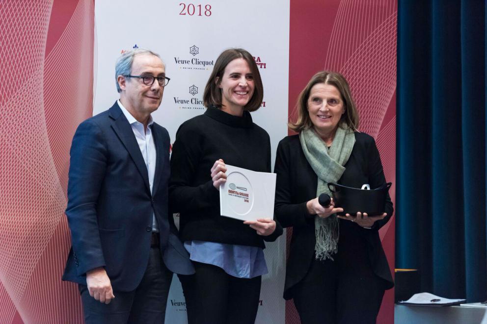 Galleria fotografica






Giovane famiglia. Angelo Cremonini di Olitalia premia Valeria Piccini, Andrea e Maurizio Menichetti, Da Caino - Montemerano (Grosseto)









Sorpresa dell’anno. Anna Maschio di Bonaventura Maschio premia Federico La Paglia di Sikélaia – Milano 









Il miglior cestino del pane: Piero Gabrieli, responsabile marketing di Molino Quaglia premia Francesco Apreda con Simona Piga , pasticciera e responsabile dei lievitati, Imàgo dell’hotel Hassler – Roma 









Il miglior chef pasticciere: Igor Maiellano, direttore vendite di Valrhona, premia Ascanio Brozzetti de Le Calandre – Rubano (Padova)









Il miglior chef straniero. Sara Peirone, Top Gastronomy Manager Gruppo Lavazza premia Oriol Castro, Mateu Casañas e Eduard Xatruch di Disfrutar – Barcellona









Il miglior sous-chef. Elena Bacchini, direttore marketing Divine Creazioni-Surgital premia Davide Di Fabio e Takahiko Kondo, Osteria Francescana – Modena






