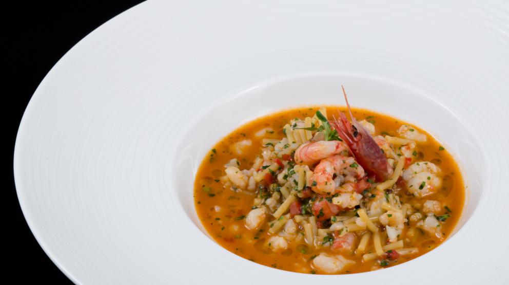 Galleria fotografica






Di grande complessità il Crudo di gambero rosso con stracciatella di burrata al pepe nero e centrifuga di pomodoro datterino al basilico, caviale di storione e polpa di ricci, sferzante, tonico, di mare in tempesta e di terra feconda. Da non perdere per alternanza di tendenze dolci, acidità eterogenee, speziatura e sapidità









La Vitellina a punta di coltello con fonduta di formaggi cremosi e bacche di ginepro dell’Etna affumicata agli aghi di pino investe tre sensi: per la vista è un’immagine evocativa della Muntagna, col rosso della carne al centro a simboleggiare la lava e il bianco della fonduta a rappresentare la neve; per l’olfatto è inebriante il fumo di pino che si diffonde nell’aria quando si solleva la cloche; per il palato è la gioia di un piatto intenso e polposo, bilanciato nella cremosità e nelle acidità silvestri e impreziosito da un delicata affumicatura al ricordo di bosco









Ancora la Vitellina a punta di coltello con fonduta di formaggi cremosi e bacche di ginepro dell’Etna affumicata agli aghi di pino









Rigogliosa celebrazione del mare sono le Linguine all’aglio, olio e peperoncino con tagliatelle di calamaro, gambero rosso, bottarga di tonno, polpa di ricci e crumble di crostacei (nella foto), mentre il gusto ricco delle carni grasse si è esaltato nei Paccheri artigianali mantecati con fonduta al primo sale, petto d’anatra affumicato in casa e cremoso al foie gras






