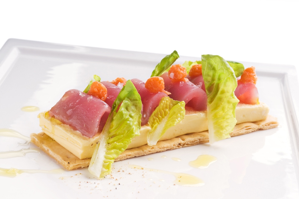 Like a tuna, tomato, lettuce and mayonnaise snack