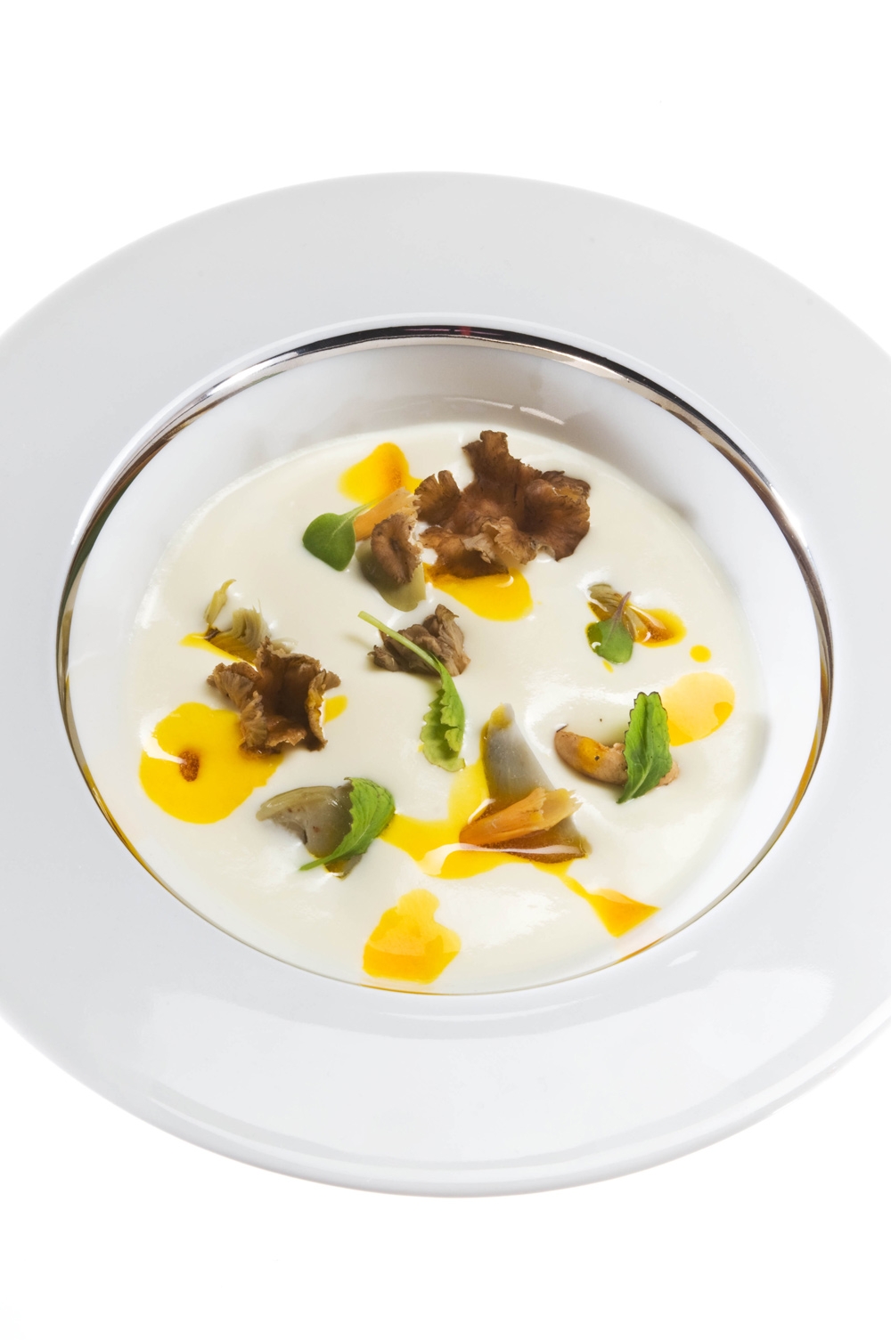 Manchego cheese mousse with black truffle, artichokes and Iberian