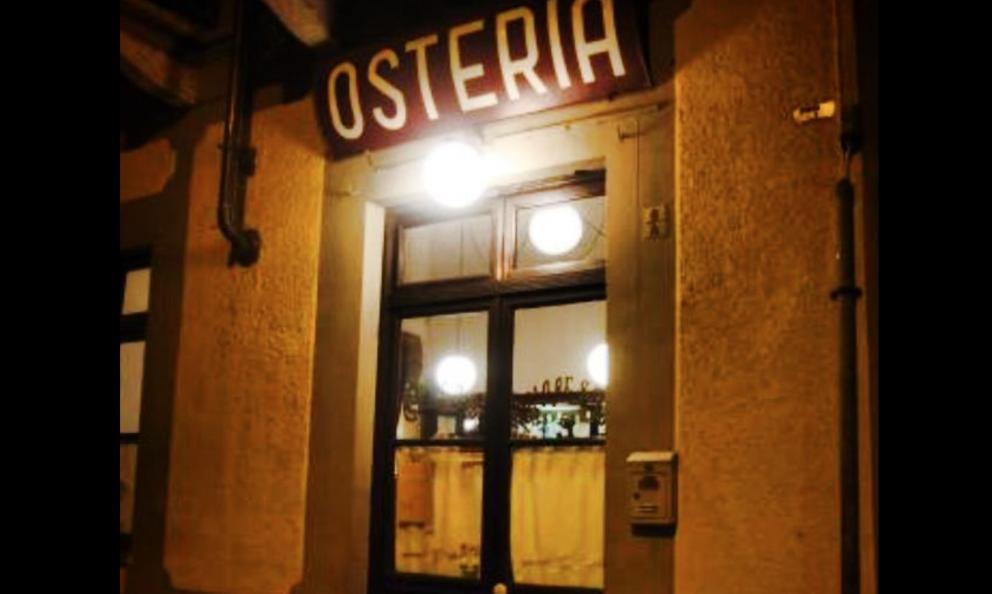 L'ingresso dell'Osteria Antiche Sere, una delle piole più popolari di Torino, via Cenischia 9
