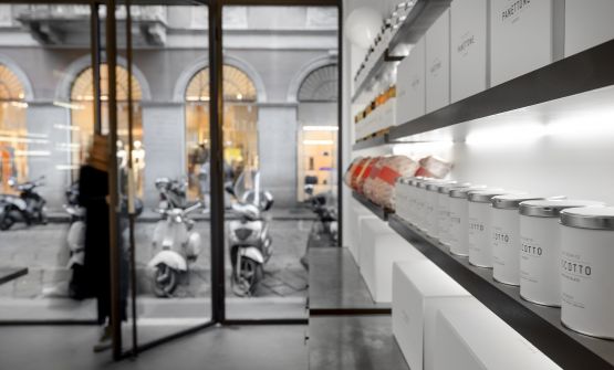 La vetrina di Laboratorio Niko Romito, in via Solferino 12, Milano (le foto sono di Andrea Straccini)
