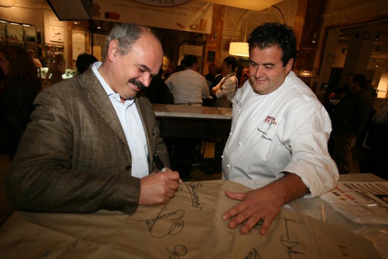 Oscar Farinetti, patron di Eataly, firma il grembiule ricordo di Identità New York 2010