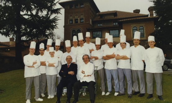 Paul Bocuse e Gualtiero Marchesi in uno scatto del 1995, all’Albereta di Erbusco. Due giganti scomparsi a poche settimane di distanza (foto artasersepasqual.com)
