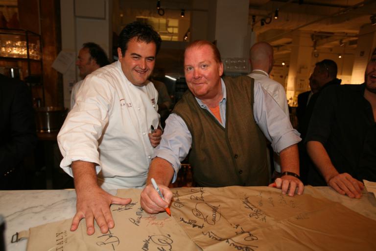 Mario Batali, chef patron del ristorante Manzo all'interno di Eataly, firma il grembiule ricordo di Identità New York 2010
