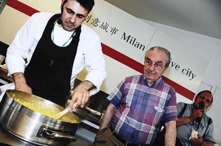 Daniel Canzian, chef de Il Marchesino a Milano, con Gualtiero Marchesi durante la preparazione del Riso oro e zafferano