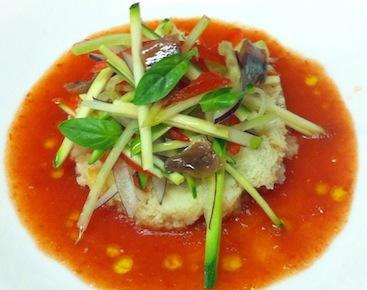 Il Gazpacho di pomodoro con panzanella e verdure, acciughe e cialda croccante ai ceci di Marco Tronconi de La Cucina dei Frigoriferi Milanesi