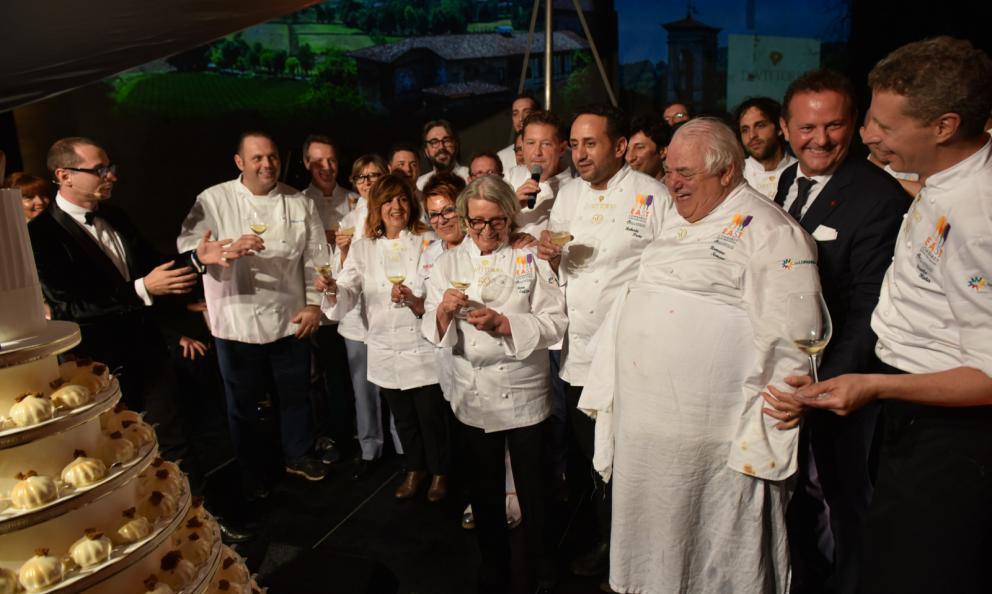 La compagine di grandi cuochi riuniti nel maggio scorso ad Astino (Bergamo) per la presentazione di East Lombardy, un distretto di province (Bergamo, Brescia, Cremona e Mantova) arricchite da grandi eccellenze. Regione europea della gastronomia 2017, la Lombardia Orientale vanta 22 indirizzi con almeno una stella Michelin, dei quali 2 con 3 stelle: Dal Pescatore a Canneto sull’Oglio (Mantova) e Da Vittorio a Brusaporto (Bergamo). Nella foto riconosciamo tra gli altri proprio Bobo (a sinistra) e Chicco Cerea (col microfono, al centro), fratelli e chef del ristorante Da Vittorio, che ha appena celebrato 50 anni di storia
