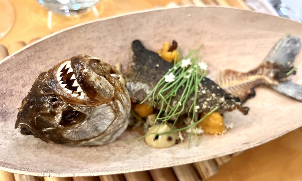 Nascosto dalla testa del pesce, il delizioso ceviche di piranha del ristorante Açaí
