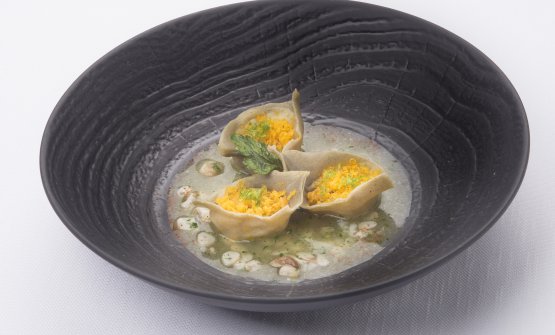 La ricetta della rinascita di Sadler: Ravioli di grano arso con patate, sugo di cannolicchi, lime e bottarga
