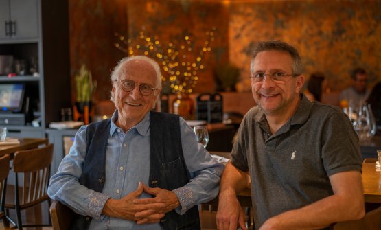 Una recente foto di Michel Roux con il figlio Alain, a sua volta chef-patron del The Waterside Inn a Bray. I fratelli Michel e Albert Roux arrivarono in Gran Bretagna negli anni Ottanta. Anche i loro figli - rispettivamente appunto Alain e Michel Jr - sono grandi chef
