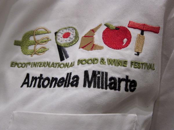 Particolare della giacca da cuoca di Antonella Millarte, gastronoma, appassionata sostenitrice della causa della qualità dell'agro-alimentare pugliese. Ha presentato l'intera giornata di Qoco 2011 alla Tenuta Cocevola ad Andria