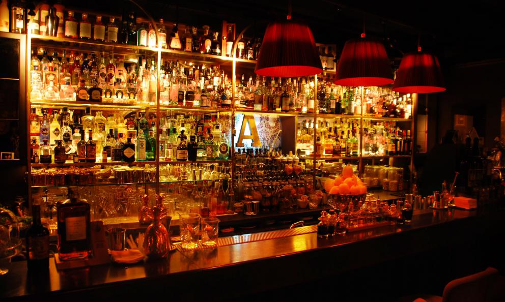 Il bancone de L'Antiquario, cocktail bar in via Vannella Gaetani 2
