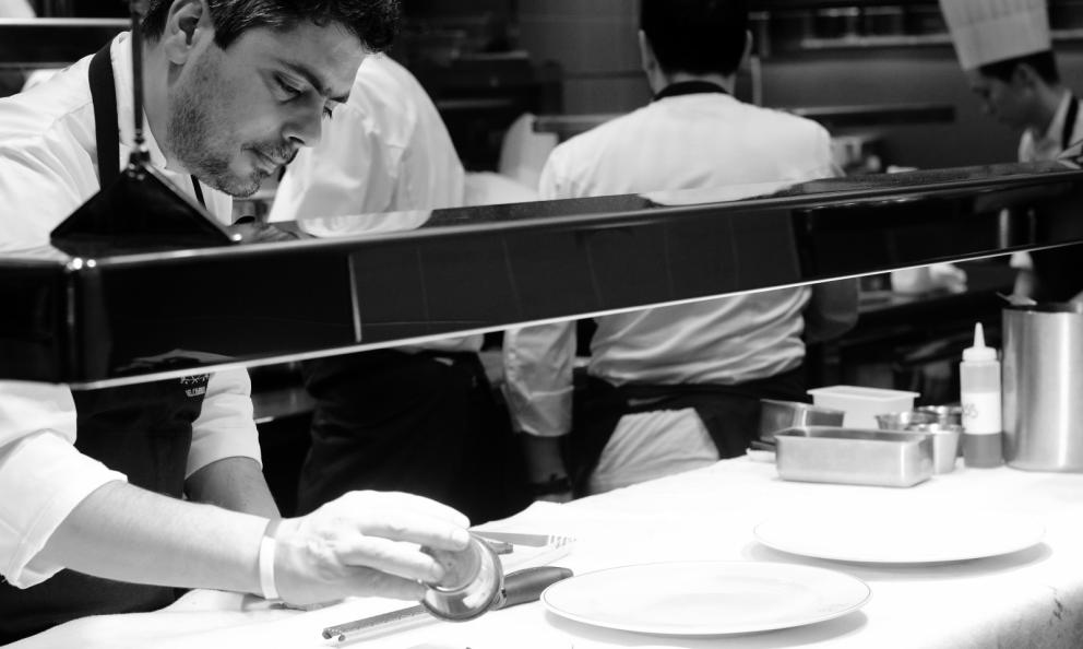 Matteo Baronetto, piemontese di Giaveno (Torino), classe 1977. Dopo 18 anni al fianco di Carlo Cracco tra Piemonte e Lombardia, da aprile 2014 al timone dello storico ristorante Del Cambio in piazza Carignano 2 a Torino, telefono +39.011.546690