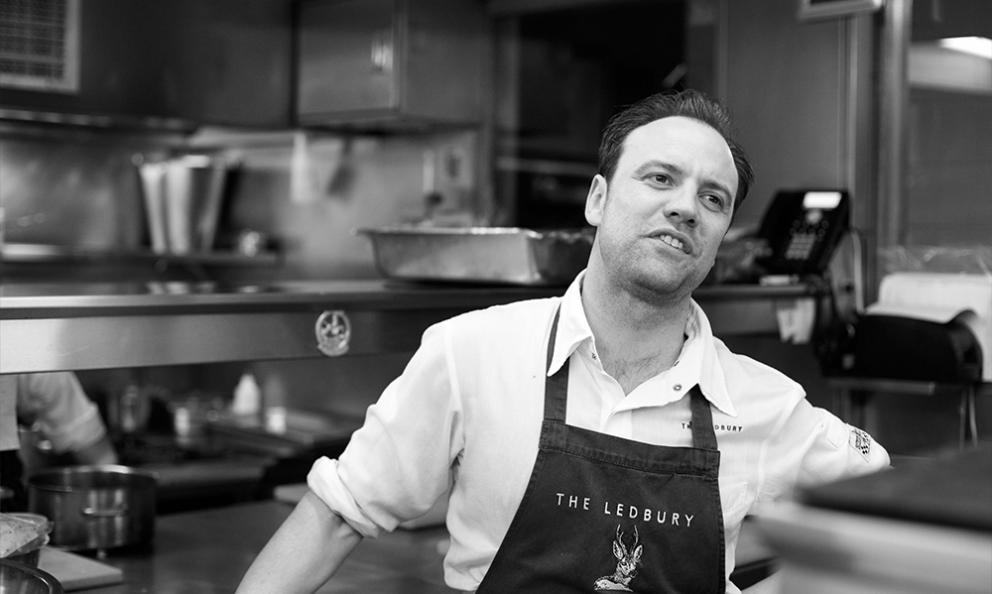 Brett Graham, chef-patron del ristorante The Ledbury a Londra, 2 stelle Michelin. Australiano di Newcastle, classe 1979, dopo aver lavorato a Sydney, vince un concorso che gli consente di entrare nella brigata di The Square a Londra, al fianco di Philip Howard. Nel 2002 è già Young Chef of the Year” e 3 anni dopo apre il suo ristorante a Notting Hill. Oggi è anche al timone anche del gastropub Harwood Arms a Fulham, 1 stella Michelin (foto theledbury.com)