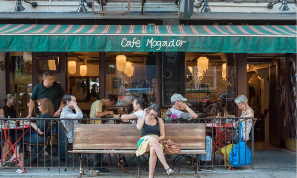 Cafe Mogador, cucina marocchina nell'East Village (foto sideways.nyc)
