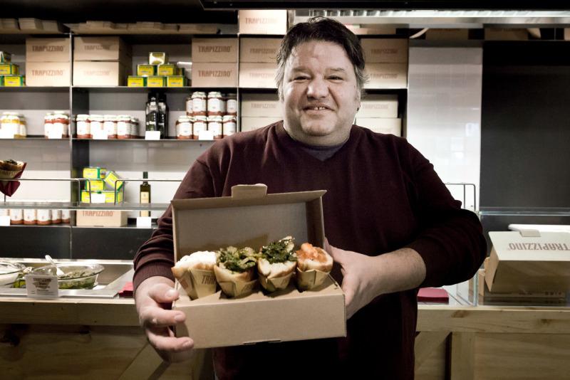 Stefano Callegari e i suoi celebri trapizzini, uno degli streetfood d'autore più amati di Roma. E' tra i 15 luoghi del cuore della giornalista e blogger italo-australiana Maria Pasquale, autrice del nostro racconto (foto www.mercatocentrale.it)
