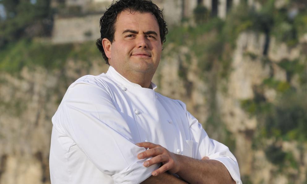 Classe 1970, Gennaro Esposito è lo chef della Torre del Saracino a Seiano, Vico Equense (Napoli), 2 stelle Michelin. Dal 2014 è anche il timone di Mammà sull'isola di Capri, 1 stella Michelin. Dal 2001 il cuoco organizza Festa a Vico, rassegna estiva che porta in Penisola Sorrentina tutti i più grandi colleghi d'Italia