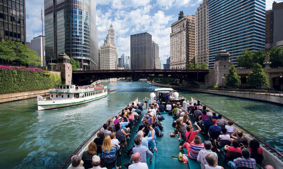 Uno dei modi migliori per conoscere la "città del vento"? Con l’Architectural Boat Tour: in 90 minuti vi raccontanno passato, presente e futuro di ognuno dei grattacieli a bordo fiume (foto Chicago Architecture Foundation)
