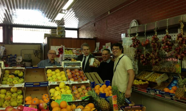 Fabio Barbaglini fa la spesa al mercato Morsenchio con l'assessore D'Alnfonso per il pranzo sociale di oggi