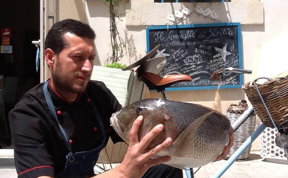 Antonio Cicero a muso duro con un dentice di oltre 4 chili. Lo cucinerà al Consiglio di Sicilia, il ristorante che gestisce con la moglie Roberta Corradin in via Casmene 79 a Donnalucata (Ragusa), +39.340.9448923 (foto facebook)