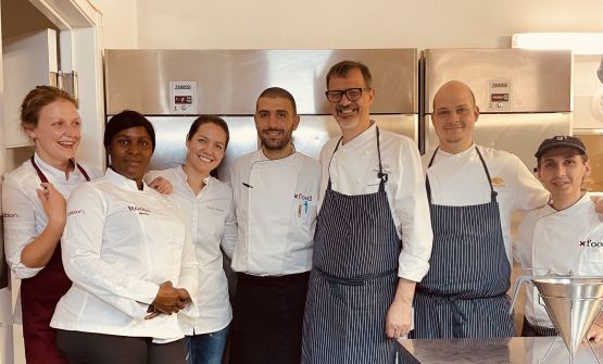Da sinistra, le incredibili chef di Roots assieme alla loro mentore Jessica Rosval, Giovanni Ingletti, Antonio Guida, Giancarlo, capo partita ai secondi del Seta e un collaboratore di cucina della grande squadra di XFood