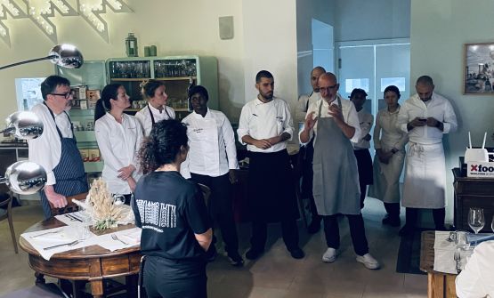 Briefing pre-servizio con una brigata di cucina dalle mille e una notte