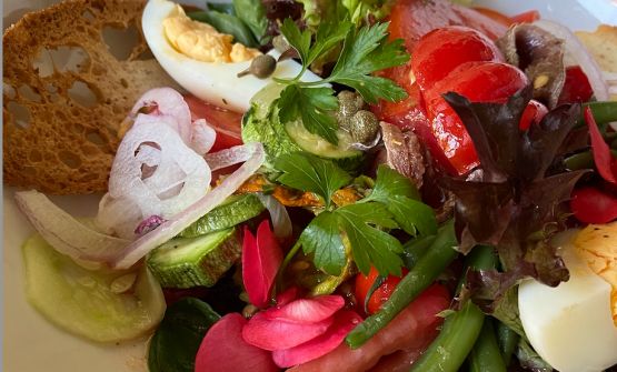 L'estate a tavola: la ricetta del cùndigiun (con primo sale) secondo lo chef Simone Circella