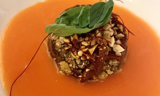 Melanzana Suya di Jessica Rosval
Dal ristorante multiculturale della città emiliana, arrivano ipnotizzanti, i sapori della Nigeria: la suya è una grigliata di carne, in questo caso, però muoviamo nella dimensione vegetale e, infatti, subentra la melanzana condita con un blend di spezie - paprika affumicata, zenzero e cumino; viene servita con peperoni e arachidi, simbolo della nuova Modena