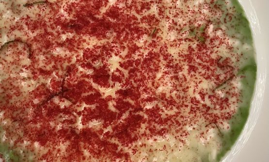 Un grande classico del ristorante Seta al Mandarin Oriental di Milano: il Risotto al lampone e crema alle erbe dello chef Antonio Guida, eleganza allo stato puro