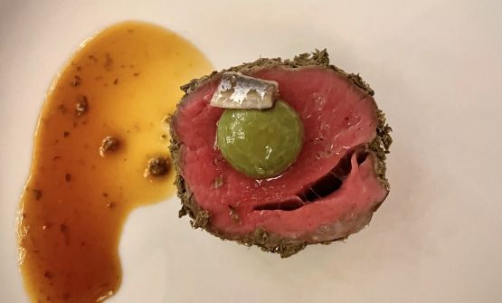 Manzo e capperi di Floriano Pellegrino
Un piatto essenziale che evoca molteplici visioni. Da una parte il fieno, l’animale, la maturità della carne - e poi quei capperi che crescono a ridosso delle provinciali pugliesi; poi, sporgendo gli occhi oltre, il mare in una sarda