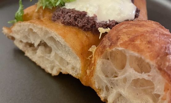 Il benvenuto è Inclusiva - la pizza fritta che abbraccia il mondo di Franco Pepe
Patè di olive caiazzane, stracciatella di bufala, misticanza, zeste di limone e za'atar, una miscela di spezie utilizzata in Israele, come anche in Libano e Palestina, una pizza che profuma di buono e che profuma di pace