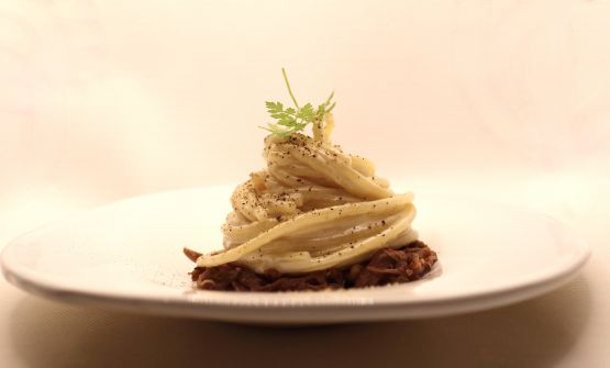 Una Cacio e pepe con la coda: lo spaghettone di Michela Quaglio
