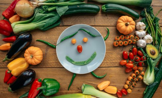 Aggiungi un veg a tavola: guida semiseria per stupire con un menu inclusivo 