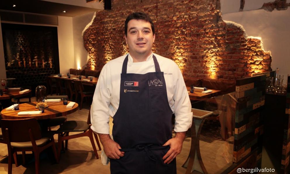 Rafael Costa e Silva, chef del ristorante Lasai in rua Conde de Irajà 191 a Rio de Janeiro, quartiere Botafogo, telefono +55.(0)21.34491834, una stella Michelin. Classe 1979, è stato a lungo braccio destro di Andoni Luis Aduriz al Mugaritz, nei Paesi Baschi. Nel 2012, la decisione di tornare a casa. Al suo fianco, la moglie Malena Cardiel