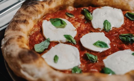 Uno chef e la pizzeria del cuore: Gianluca Renzi racconta Le due scimmie di Asti